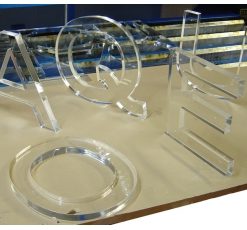 Cắt Chữ Mica Bằng Máy Laser